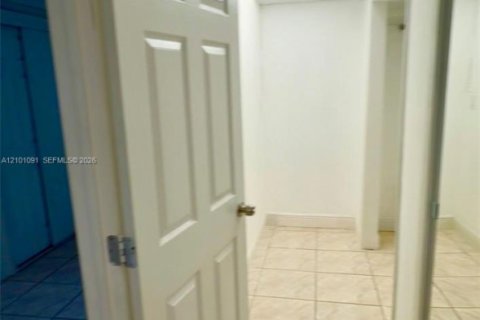 House in Miami, Florida 2 bedrooms, 75.25 sq.m. № 2402462 - photo 7