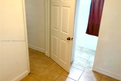 House in Miami, Florida 2 bedrooms, 75.25 sq.m. № 2402462 - photo 2