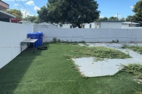 House in Miami, Florida 2 bedrooms, 75.25 sq.m. № 2402462 - photo 14