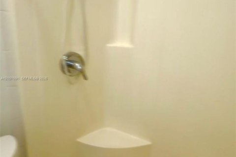 House in Miami, Florida 2 bedrooms, 75.25 sq.m. № 2402462 - photo 11