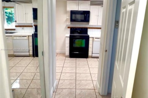 House in Miami, Florida 2 bedrooms, 75.25 sq.m. № 2402462 - photo 8