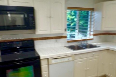 House in Miami, Florida 2 bedrooms, 75.25 sq.m. № 2402462 - photo 5