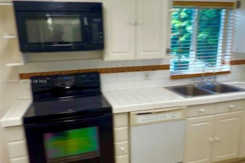 House in Miami, Florida 2 bedrooms, 75.25 sq.m. № 2402462 - photo 6