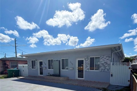House in Miami, Florida 2 bedrooms, 75.25 sq.m. № 2402462