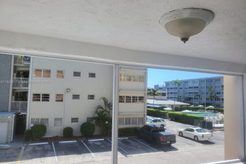 Condo in Hallandale Beach, Florida, 1 bedroom  № 1800742 - photo 4