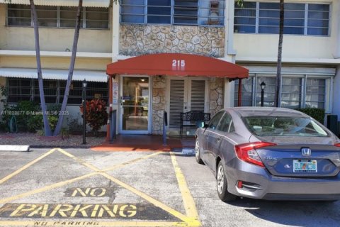 Condo in Hallandale Beach, Florida, 1 bedroom  № 1800742 - photo 1