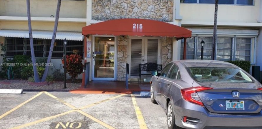 Condo in Hallandale Beach, Florida, 1 bedroom  № 1800742