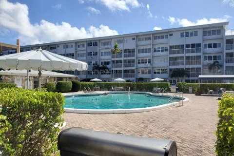Condo in Hallandale Beach, Florida, 1 bedroom  № 1800742 - photo 2