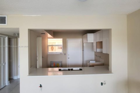 Condo in Hallandale Beach, Florida, 1 bedroom  № 1800742 - photo 7