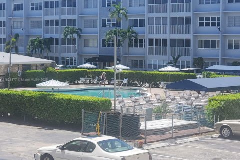Condo in Hallandale Beach, Florida, 1 bedroom  № 1800742 - photo 5
