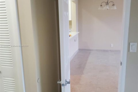 Condo in Hallandale Beach, Florida, 1 bedroom  № 1800742 - photo 12