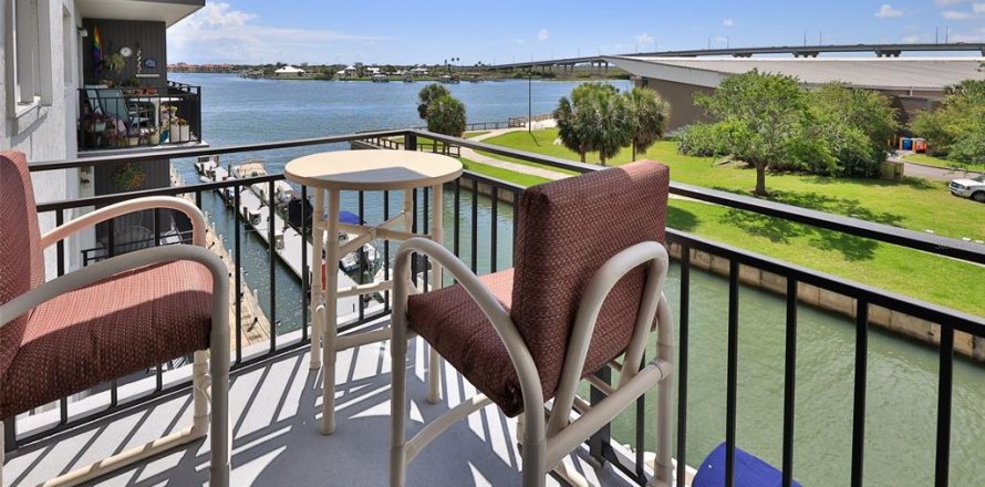Condominio en New Smyrna Beach, Florida, 2 dormitorios № 2155828