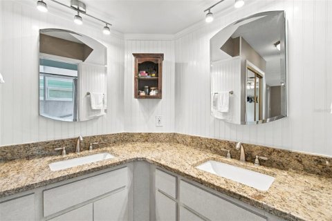 House in New Port Richey, Florida 4 bedrooms, 216.83 sq.m. № 2393914 - photo 18