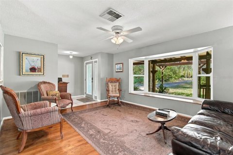 House in New Port Richey, Florida 4 bedrooms, 216.83 sq.m. № 2393914 - photo 9
