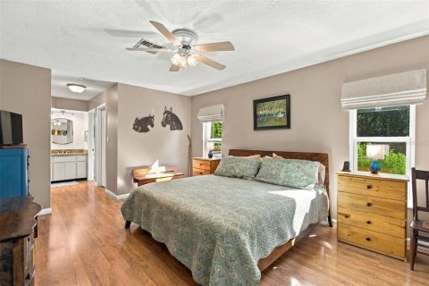 House in New Port Richey, Florida 4 bedrooms, 216.83 sq.m. № 2393914 - photo 17