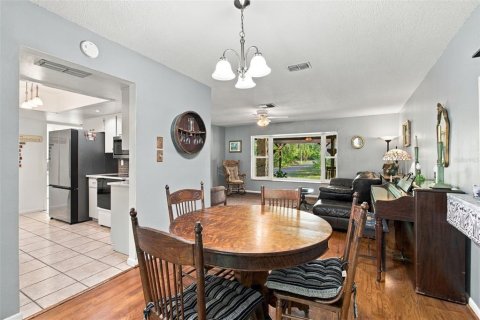 House in New Port Richey, Florida 4 bedrooms, 216.83 sq.m. № 2393914 - photo 10