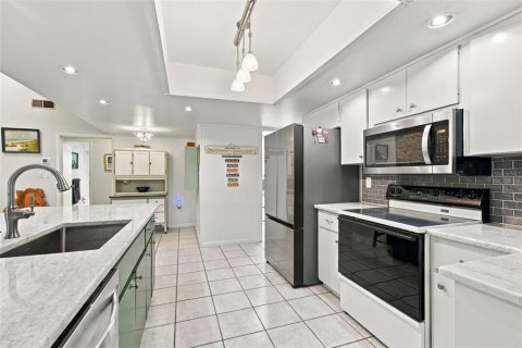 House in New Port Richey, Florida 4 bedrooms, 216.83 sq.m. № 2393914 - photo 11