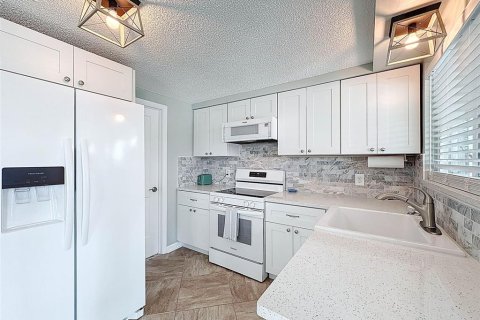 House in Hudson, Florida 3 bedrooms, 126.44 sq.m. № 1909802 - photo 13