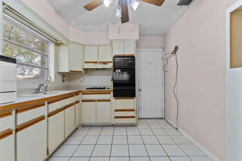 House in Cutler Bay, Florida 3 bedrooms, 130.43 sq.m. № 1974758 - photo 11