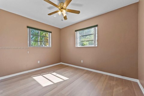 House in Cutler Bay, Florida 3 bedrooms, 130.43 sq.m. № 1974758 - photo 15