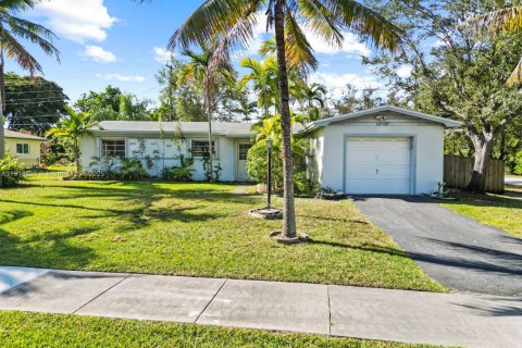 House in Cutler Bay, Florida 3 bedrooms, 130.43 sq.m. № 1974758 - photo 1
