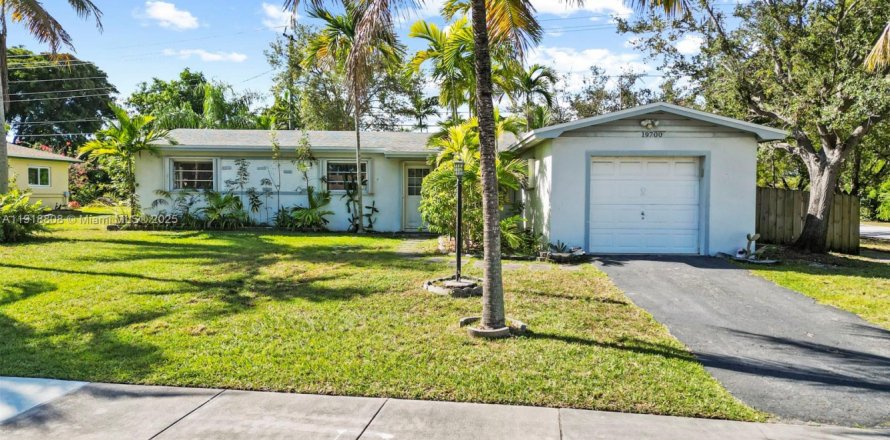 House in Cutler Bay, Florida 3 bedrooms, 130.43 sq.m. № 1974758