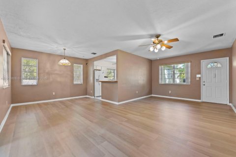 House in Cutler Bay, Florida 3 bedrooms, 130.43 sq.m. № 1974758 - photo 8