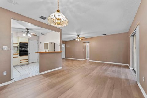 House in Cutler Bay, Florida 3 bedrooms, 130.43 sq.m. № 1974758 - photo 10