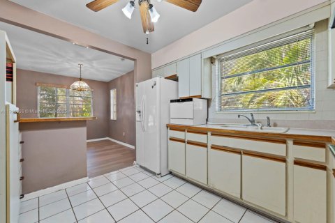 House in Cutler Bay, Florida 3 bedrooms, 130.43 sq.m. № 1974758 - photo 12