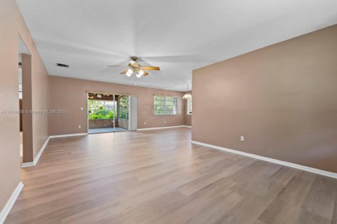 House in Cutler Bay, Florida 3 bedrooms, 130.43 sq.m. № 1974758 - photo 4