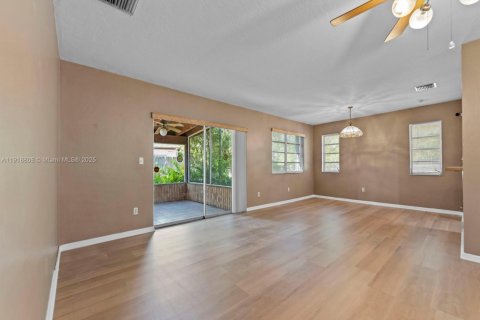 House in Cutler Bay, Florida 3 bedrooms, 130.43 sq.m. № 1974758 - photo 6