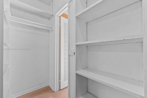 House in Cutler Bay, Florida 3 bedrooms, 130.43 sq.m. № 1974758 - photo 16