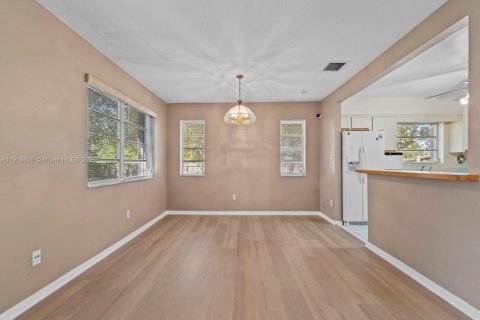 House in Cutler Bay, Florida 3 bedrooms, 130.43 sq.m. № 1974758 - photo 9