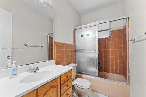 House in Cutler Bay, Florida 3 bedrooms, 130.43 sq.m. № 1974758 - photo 23