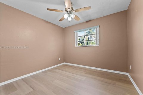 House in Cutler Bay, Florida 3 bedrooms, 130.43 sq.m. № 1974758 - photo 14