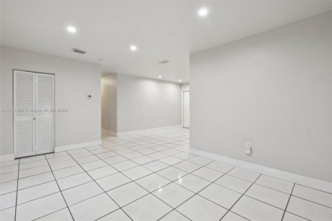 House in Miami Gardens, Florida 3 bedrooms, 106.84 sq.m. № 1728809 - photo 5