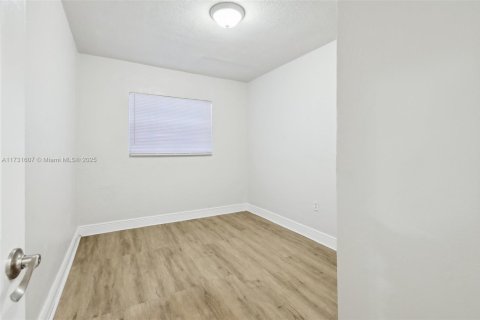 House in Miami Gardens, Florida 3 bedrooms, 106.84 sq.m. № 1728809 - photo 13