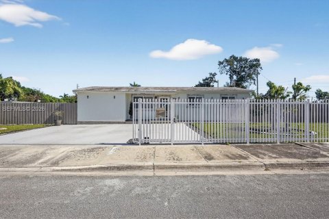 Villa ou maison à vendre à Miami, Floride: 4 chambres, 111.67 m2 № 2024783 - photo 3