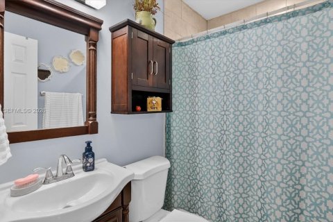 Villa ou maison à vendre à Miami, Floride: 4 chambres, 111.67 m2 № 2024783 - photo 15