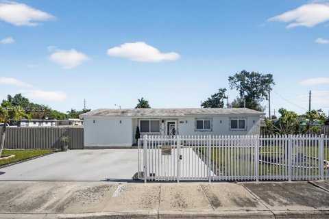 Villa ou maison à vendre à Miami, Floride: 4 chambres, 111.67 m2 № 2024783 - photo 2