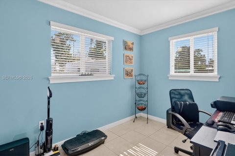 Villa ou maison à vendre à Miami, Floride: 4 chambres, 111.67 m2 № 2024783 - photo 19