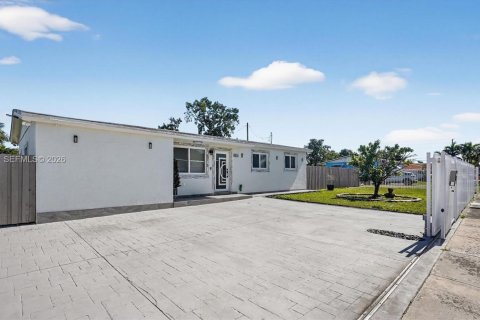 Villa ou maison à vendre à Miami, Floride: 4 chambres, 111.67 m2 № 2024783 - photo 4