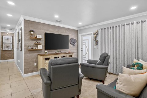 Villa ou maison à vendre à Miami, Floride: 4 chambres, 111.67 m2 № 2024783 - photo 10