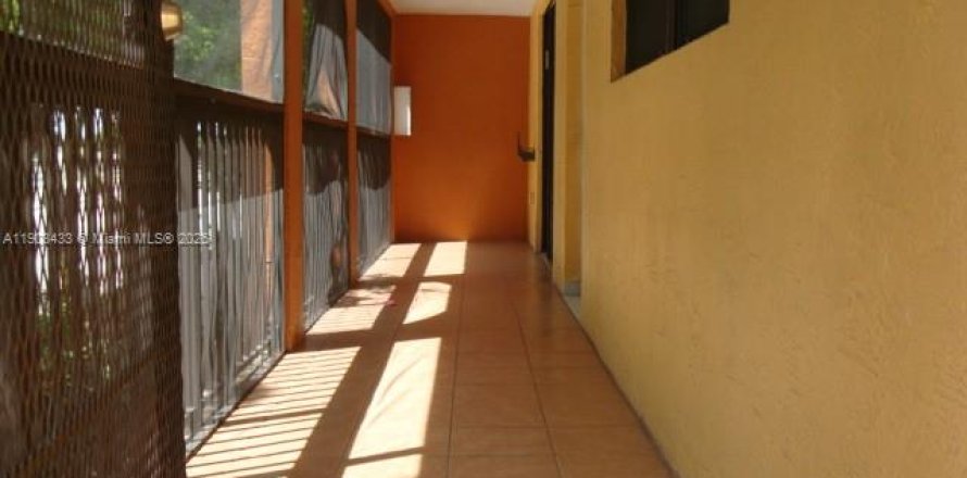 Condominio en Hialeah, Florida, 3 dormitorios  № 2059882
