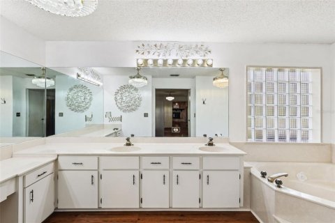 House in Plant City, Florida 4 bedrooms, 347.55 sq.m. № 1853248 - photo 10