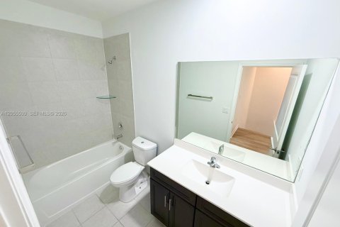 Townhouse in Miami, Florida 3 bedrooms, 142.98 sq.m. № 2172104 - photo 15