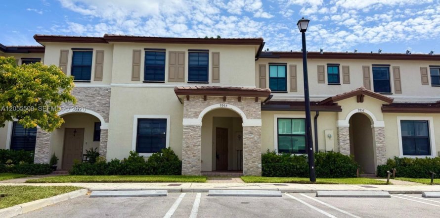 Townhouse in Miami, Florida 3 bedrooms, 142.98 sq.m. № 2172104