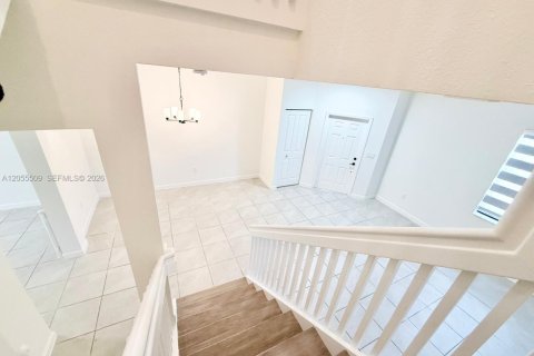 Townhouse in Miami, Florida 3 bedrooms, 142.98 sq.m. № 2172104 - photo 23