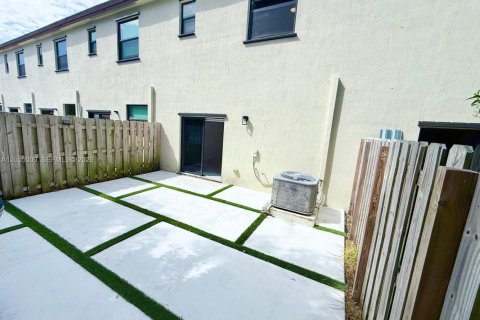 Townhouse in Miami, Florida 3 bedrooms, 142.98 sq.m. № 2172104 - photo 7
