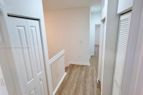 Townhouse in Miami, Florida 3 bedrooms, 142.98 sq.m. № 2172104 - photo 17